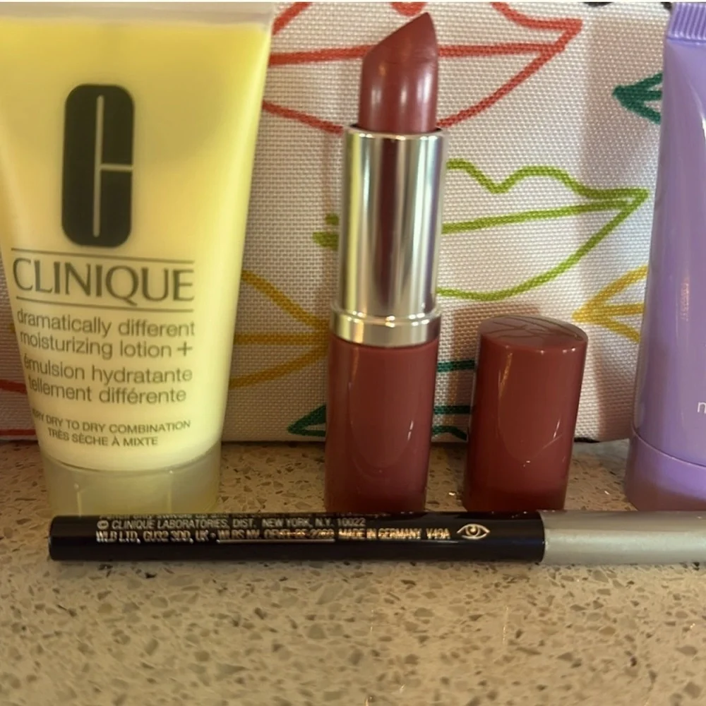 Clinique makeup bag plus 6pcs. Of Clinique travel collection
